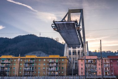 Mavi gökyüzü arka planında vinçleri olan köprüler inşa ediliyor