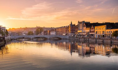 Suda yansıması olan inanılmaz bir mimari.