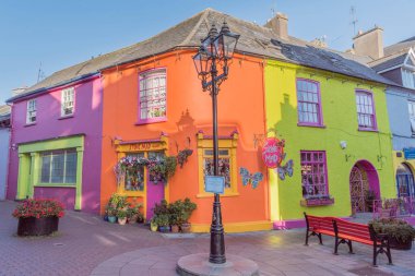 Sokak lambasıyla renkli parlak yapı