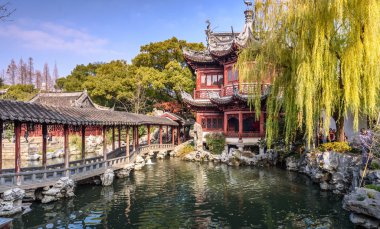 Şangay, Çin - 27 Aralık 2017: Yu Yuan Bahçe pavyonunun güzel manzarası, Eski Şangay şehrinin kuzeydoğusundaki Şehir Tanrısı Tapınağı 'nın yanında yer alan geleneksel Çin mimarisi.