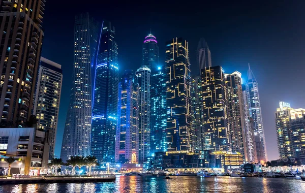 Şehir manzarası Dubai marinası silüetleri