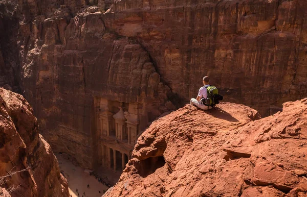 Luchtfoto Van Schatkamer Met Een Wandelaar Single Reiziger Jongeman Backpacker — Stockfoto