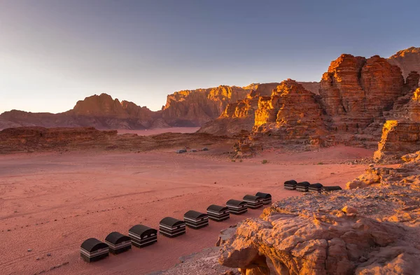 Wadi Rum沙漠 日落时分贝都因营美丽的空中景观 帐篷排成一排 岩石形成的红色景观 — 图库照片