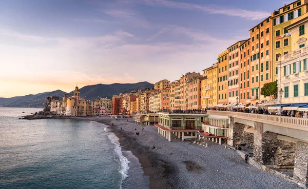 イタリアの海岸線の眺めの現代建築 — ストック写真