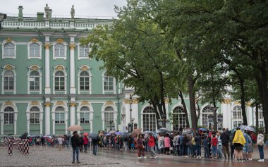 Saint Petersburg, Rusya - 19 Ağustos 2018: Dünyaca ünlü Hermitage Müzesi 'nin (Kış Sarayı) önünde yağmurun altında kuyruğa giren uzun insan kuyruğu.