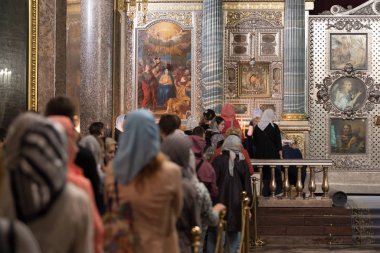 Nevsky Prospekt, Saint Petersburg, Rusya - Ağustos 2018: Kazan Katedrali 'nin içi, insanlar, Ortodoks ibadet edenler, peçeli kadınlar Kazan Hanımefendimizin ikonosasi' deki ikonasına ibadet etmek için sırada bekliyorlar