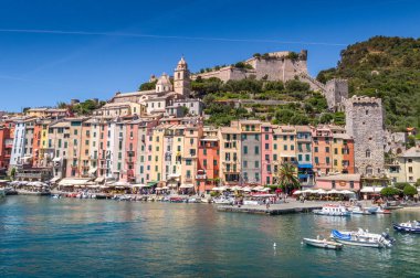 Portovenere (Porto Venere), Liguria, İtalya: Cinque Terre yakınlarındaki deniz manzaralı güzel köy manzarası