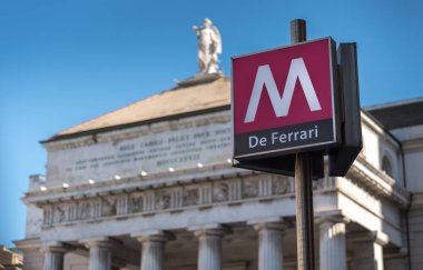 Cenova, İtalya - 8 Eylül 2018: Arka planda Carlo Felice opera binası ve metro tabelasının kapatılması, seçici odak noktası, Piazza de Ferrari, Cenova İtalya. Şehir fotoğrafçılığı.