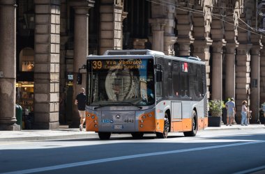 Cenova, Cenova, İtalya - 8 Eylül 2018: Cenova şehir merkezi Via Xx Settembre boyunca Menarinibus tarafından üretilen kamu otobüsü (otobus Amt)