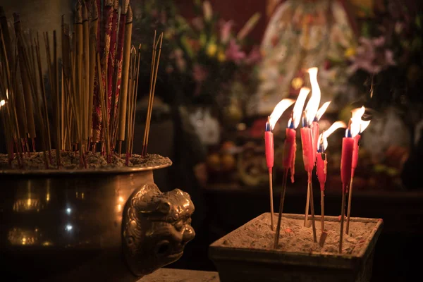 有名な男モーメント寺 商天ワン 香港で祈るためのろうそくや線香を燃焼からキャンドルライト — ストック写真