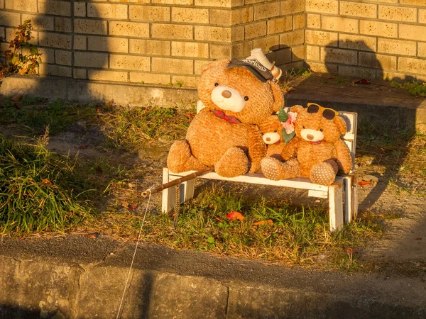 Happy Family Father Mother Baby Three Teddy Bears Sitting Bench — Stok fotoğraf