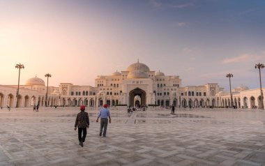 Abu Dabi, Uae, Birleşik Arap Emirlikleri - Kasım 2019: Qasr Al Watan 'ın (Ulusun Sarayı) ana meydanı, Abu Dabi' deki başkanlık sarayı, açık hava ve dış, gün batımında