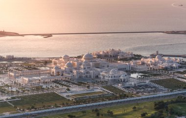 Abu Dhabi, Uae, Birleşik Arap Emirlikleri - Kasım 2019: Etihad Kuleleri 'nden görülen, Abu Dabi' deki Başkanlık Sarayı, Qasr Al Watan 'ın (Ulusun Sarayı) güzel günbatımı manzarası