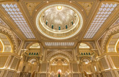 Abu Dabi, Uae, Birleşik Arap Emirlikleri - Kasım 2019: Başkanlık Sarayı 'nın (Qasr Al Watan) görkemli süslemeleri, Ulus Sarayı, iç mekan, mermer, hiç kimse
