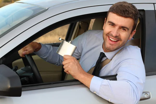 Joven Bebiendo Alcohol Frasco Metálico Conduciendo Coche Peligro Carretera —  Fotos de Stock