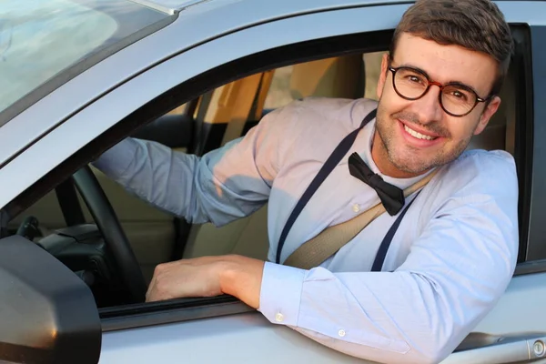 Przystojny Uśmiechnięty Mężczyzna Okularach Prowadzący Samochód — Zdjęcie stockowe