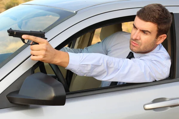 Geschäftsmann Fährt Auto Und Zielt Mit Waffe — Stockfoto