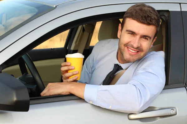 Uśmiechnięty Biznesmen Prowadzący Samochód Pijący Kawę — Zdjęcie stockowe