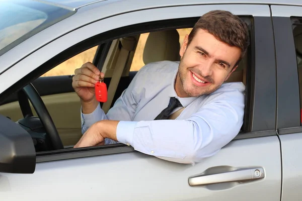 Χαμογελαστή Επιχειρηματίας Κάθεται Στο Αυτοκίνητο Δείχνει Κλειδιά — Φωτογραφία Αρχείου
