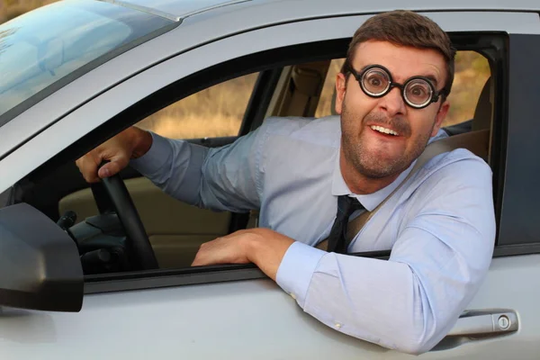 Vtipný Geek Dělat Obličeje Řízení Auta — Stock fotografie