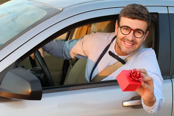 Красивий Усміхнений Чоловік Окулярах Водіння Автомобіля Представляє Подарункову Коробку — стокове фото