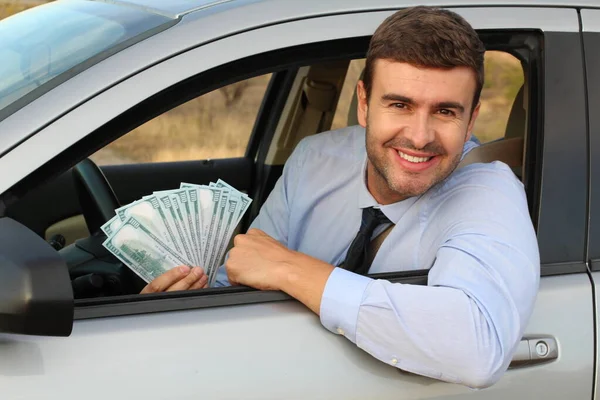 Sukces Biznesmena Pokazującego Banknoty Pieniężne Siedzące Samochodzie — Zdjęcie stockowe