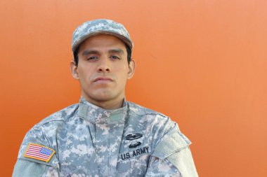 Amerikan ordusu askeri turuncu arka planda