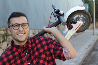 Çevre dostu ulaşım kullanan etnik bir adam