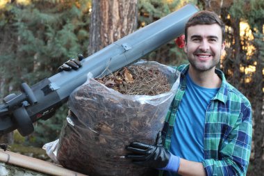Elinde kürekle şapkalı bir adam.