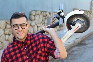 Çevre dostu ulaşım kullanan etnik bir adam