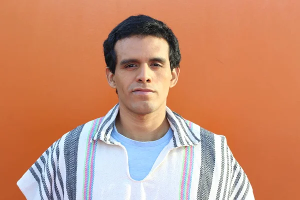 Uomo Sudamericano Che Indossa Poncho Tradizionale — Foto Stock