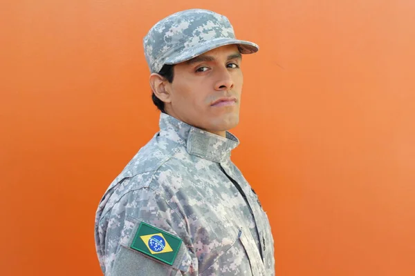 Soldado Del Ejército Brasileño Sobre Fondo Naranja Con Espacio Copia —  Fotos de Stock