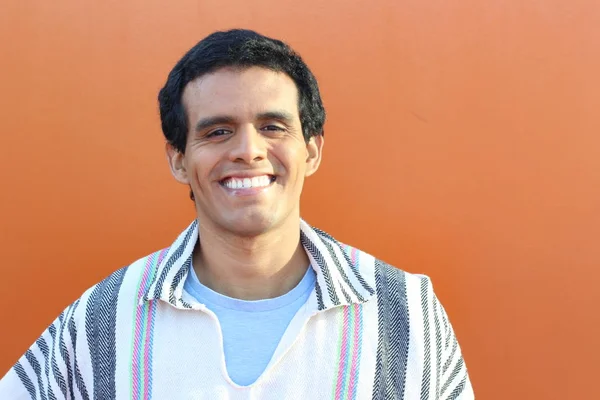 Südamerikanischer Mann Trägt Einen Traditionellen Poncho — Stockfoto