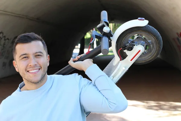 Chico Étnico Usando Transporte Ecológico — Foto de Stock