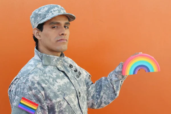 Żołnierz Armii Tęczową Flagą Pomarańczowym Tle — Zdjęcie stockowe