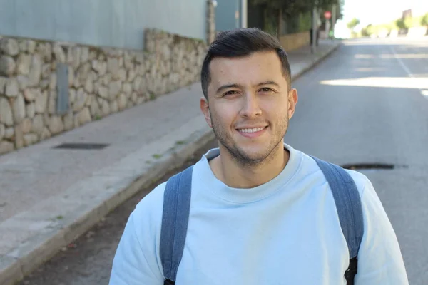 Bonito Misto Raça Pessoa Masculino Sorrindo Com Cópia Espaço — Fotografia de Stock