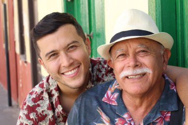 Oğlu ile birlikte son sınıf öğrencisi İspanyol.