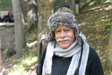 Dışarıda duran bıyıklı kıdemli Eskimolar.