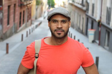 Açık havada gülümseyen eski tarz etnik adam.