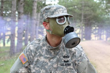 Doğada gaz maskesi takan asker.