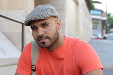 Açık havada gülümseyen eski tarz etnik adam.