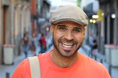 Açık havada gülümseyen eski tarz etnik adam.