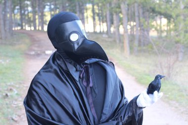 Parktaki veba doktoru kostümlü adam.