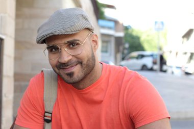 Açık havada gülümseyen eski tarz etnik adam.