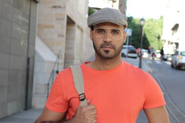 Açık havada gülümseyen eski tarz etnik adam.