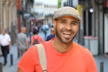 Açık havada gülümseyen eski tarz etnik adam.