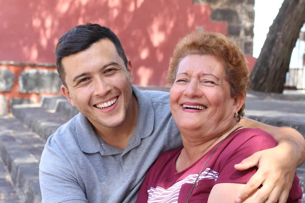 Mulher Idosa Hispânica Com Seu Filho — Fotografia de Stock