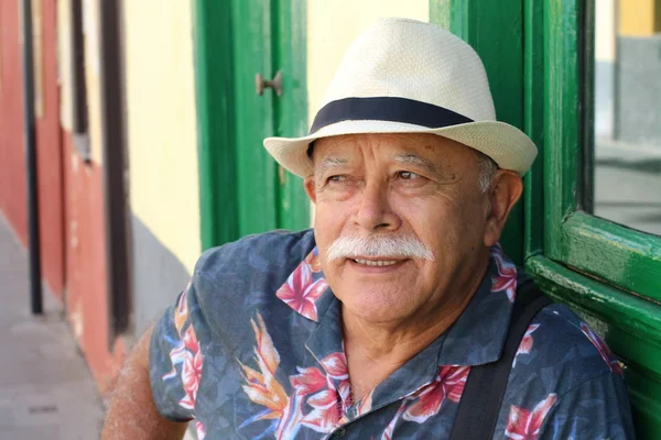 Tierno Hombre Mayor Con Sombrero Sentado Aire Libre Durante Día — Foto de Stock