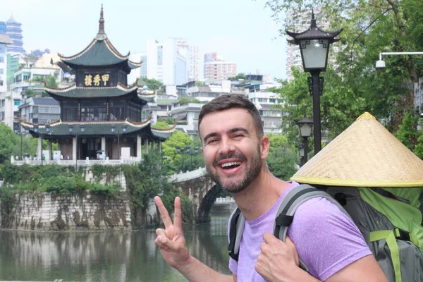 Primo Piano Ritratto Bello Giovane Presa Selfie Anteriore Asiatico Pagoda — Foto Stock