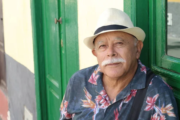 Tierno Hombre Mayor Con Sombrero Sentado Aire Libre Durante Día — Foto de Stock